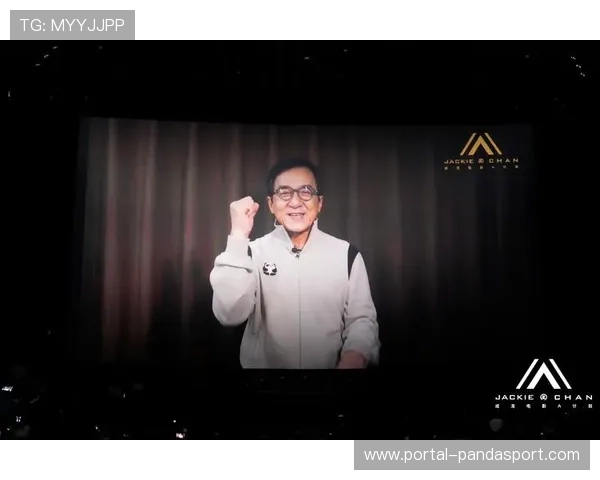 成龙现身自由人主场,大屏幕向观众展示欢迎信息